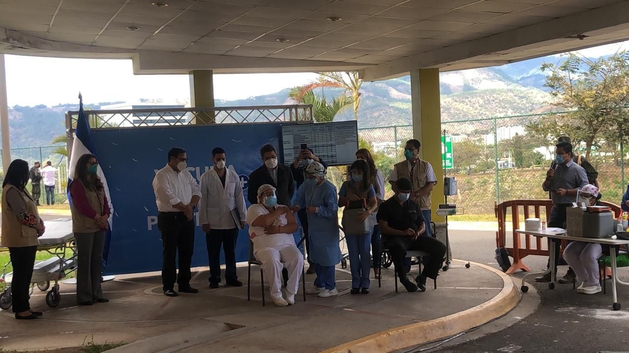 Auxiliar en enfermería, la primera persona vacunada contra el covid en Honduras