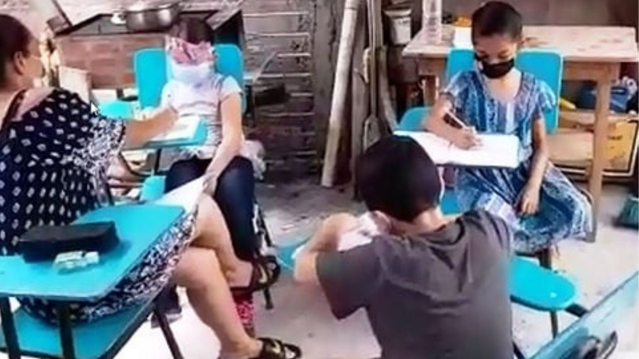 Maestra hondureña convierte su casa en una 'escuelita' para atender a sus alumnos que no tienen acceso a internet