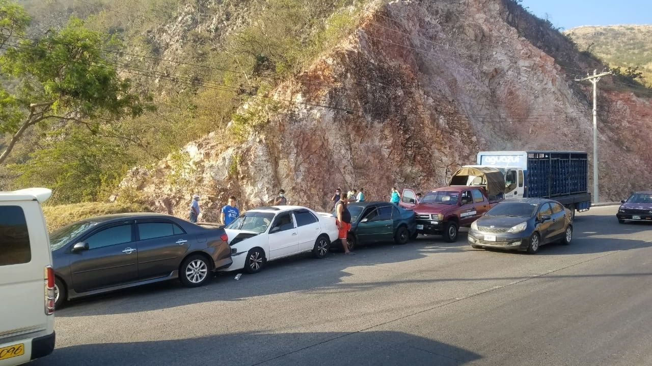 Así fue la quíntuple colisión de vehículos en la cuesta El Chile de Tegucigalpa