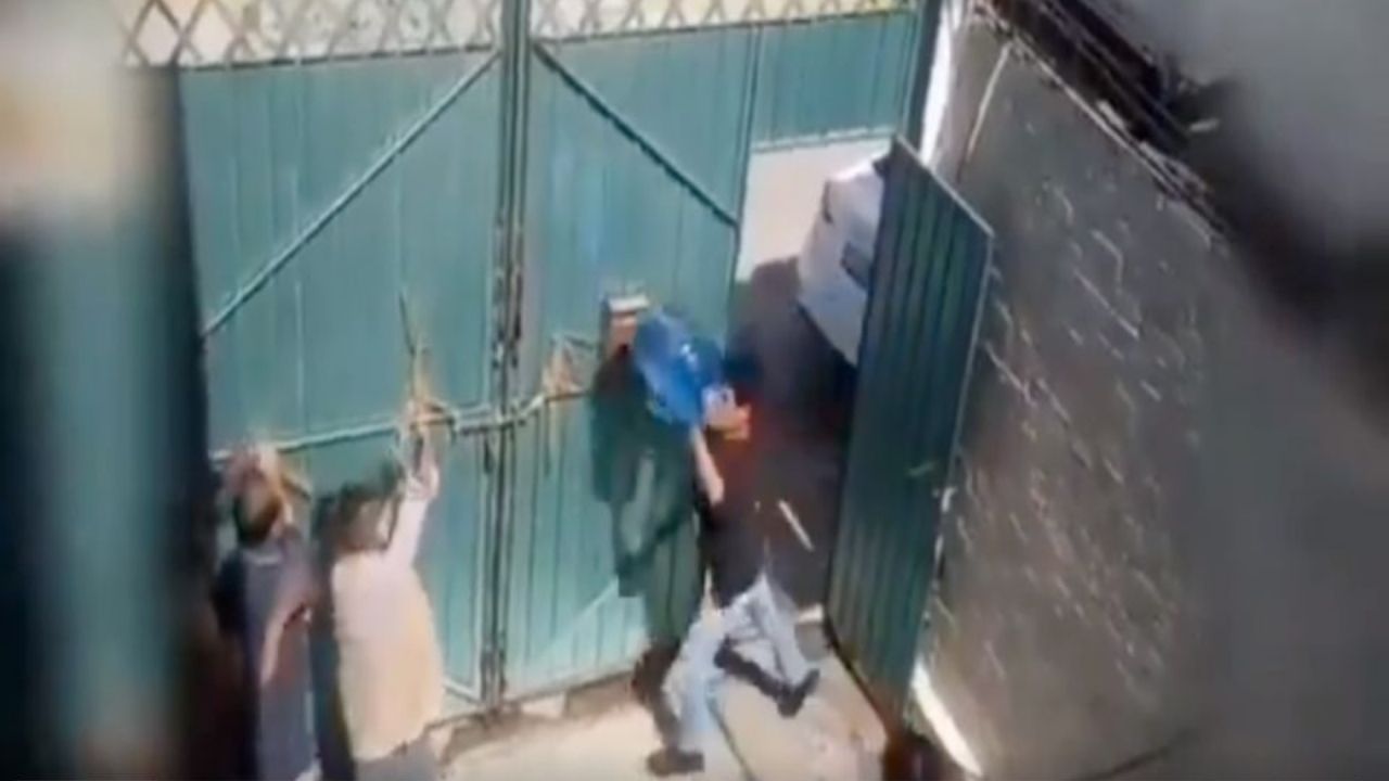 Imagen de Sujeto golpea a sus padres de la tercera edad arrojándoles un botellón con agua en México, todo quedó en vídeo