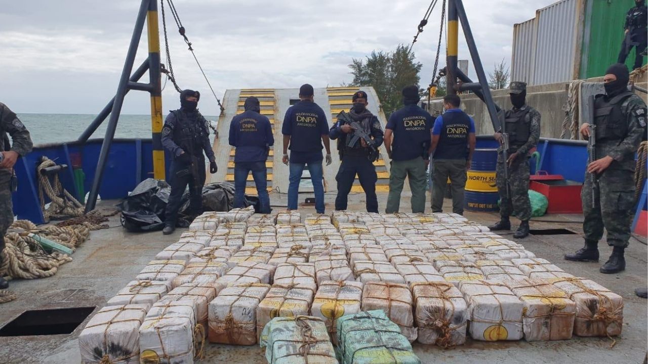 Capturan a un colombiano y 5 hondureños en posesión de 1,300 kilos de químico para elaboración de Cocaína en Colón