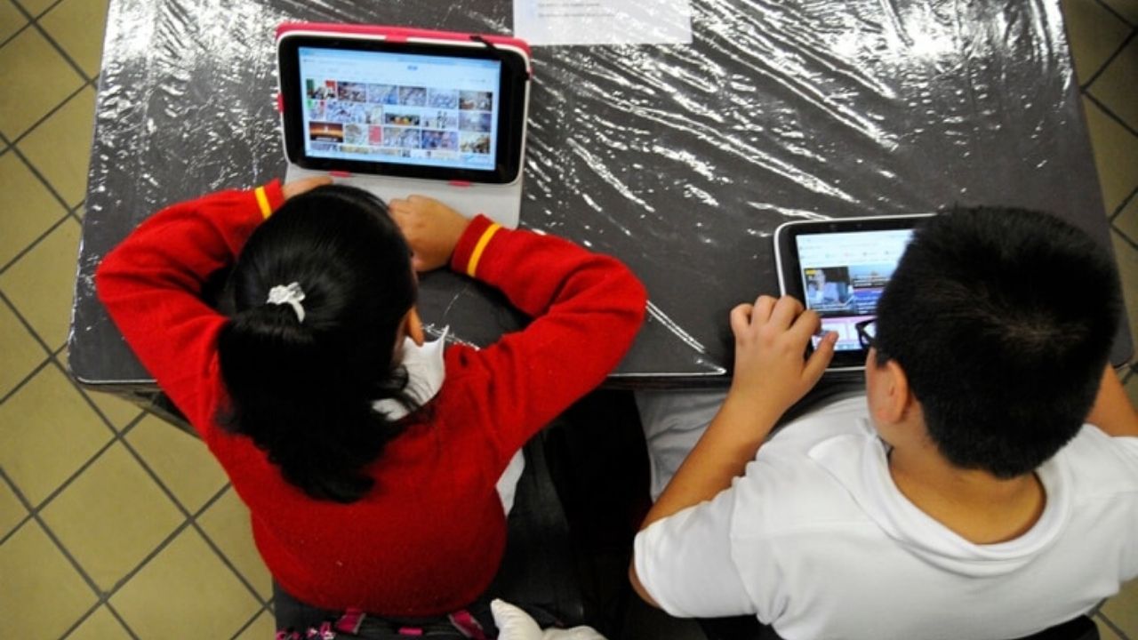 Alumnos hondureños podrían recibir clases virtuales con sus uniformes en sus casas