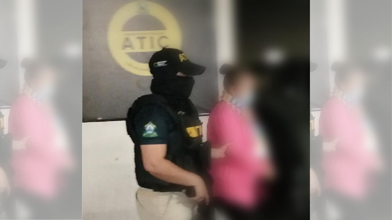 Por supuesta falsificación de actas de nacimiento capturan a empleada del RNP