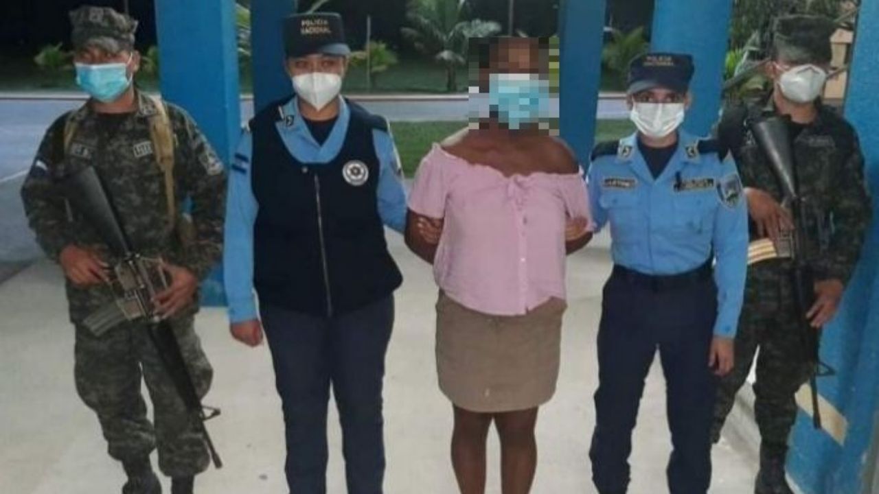 En libertad hondureña que amenazó a sus hijos con un cuchillo en Roatán