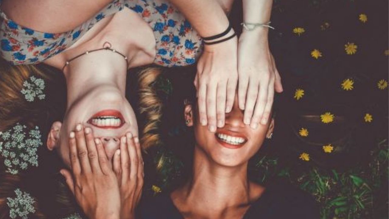 Estudio revela porqué mujeres están dejando a sus esposos y novios por otras mujeres