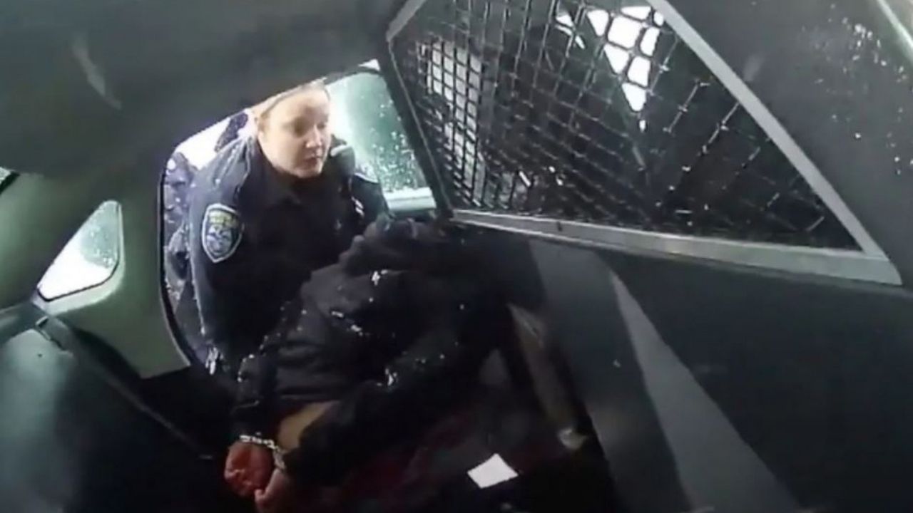 ¡Indignación en Estados Unidos! Policía roció gas pimienta y esposó a una niña de 9 años