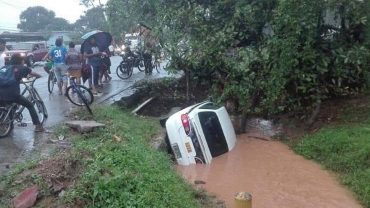 Taxi cae a una hondonada luego que su conductor sufriera un atentado en el norte de Honduras