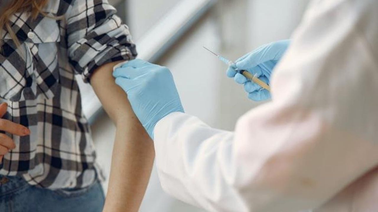 OMS advierte de que personas vacunadas contra covid pueden contagiar a otras