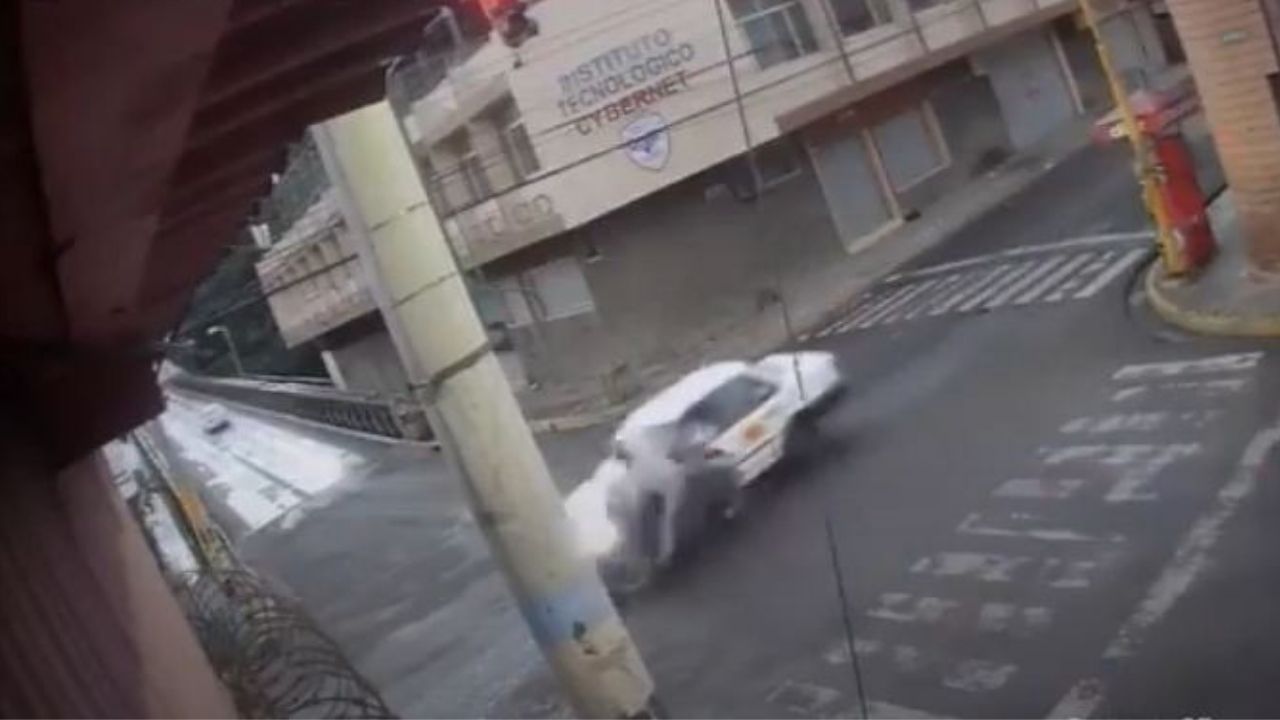 Cámara de seguridad capta brutal encontronazo vial, motociclista cruzó semáforo en rojo en Comayagüela