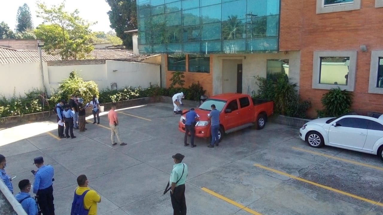 Dos muertos deja supuesta pelea entre compañeros en un edificio de la capital hondureña