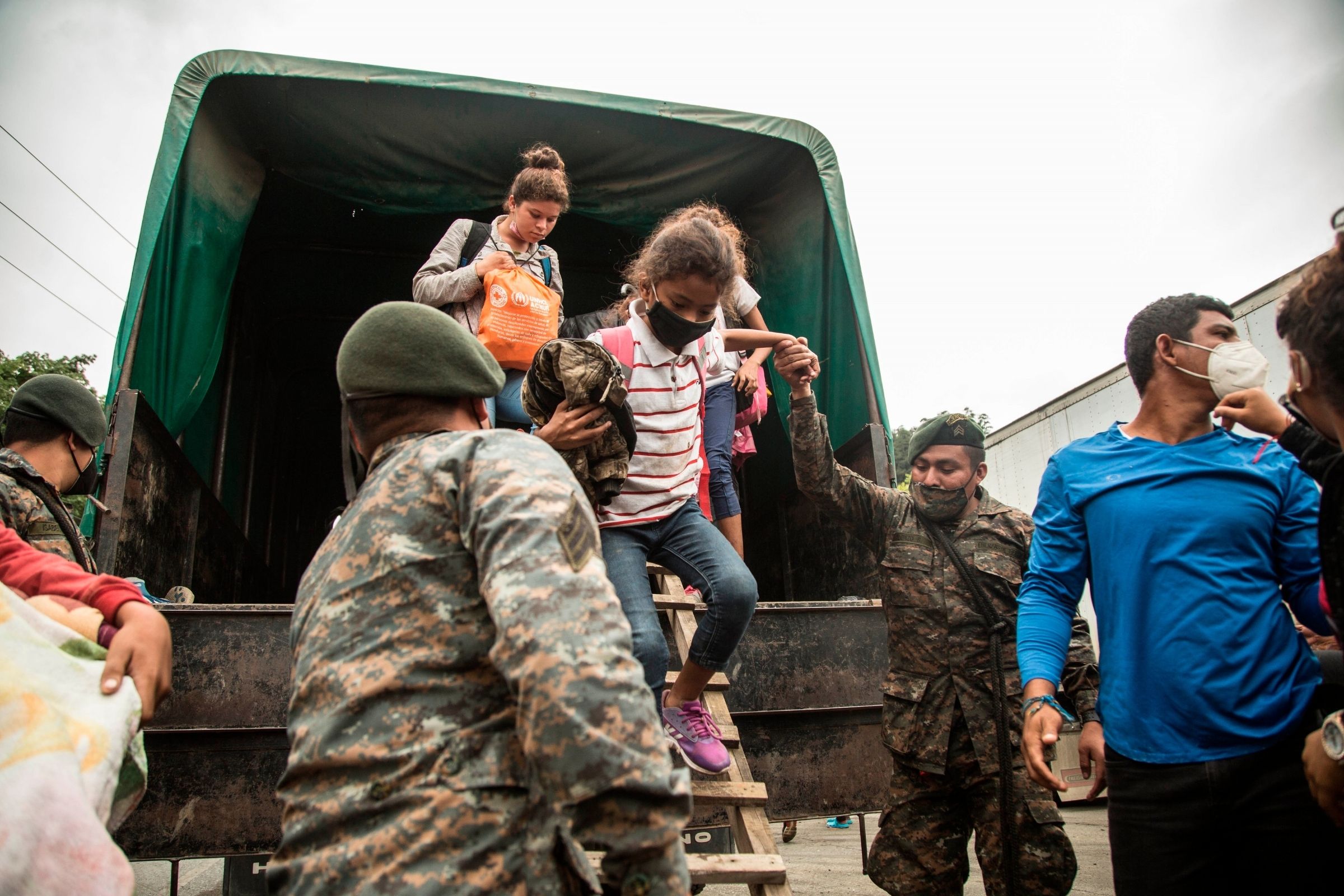 Más de 160 migrantes hondureños de una caravana han retornado desde Guatemala