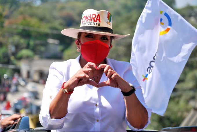Con foto de Xiomara Castro, precandidato de Libre recomienda 'acostumbrarse' a ver una mujer como presidenta de Honduras