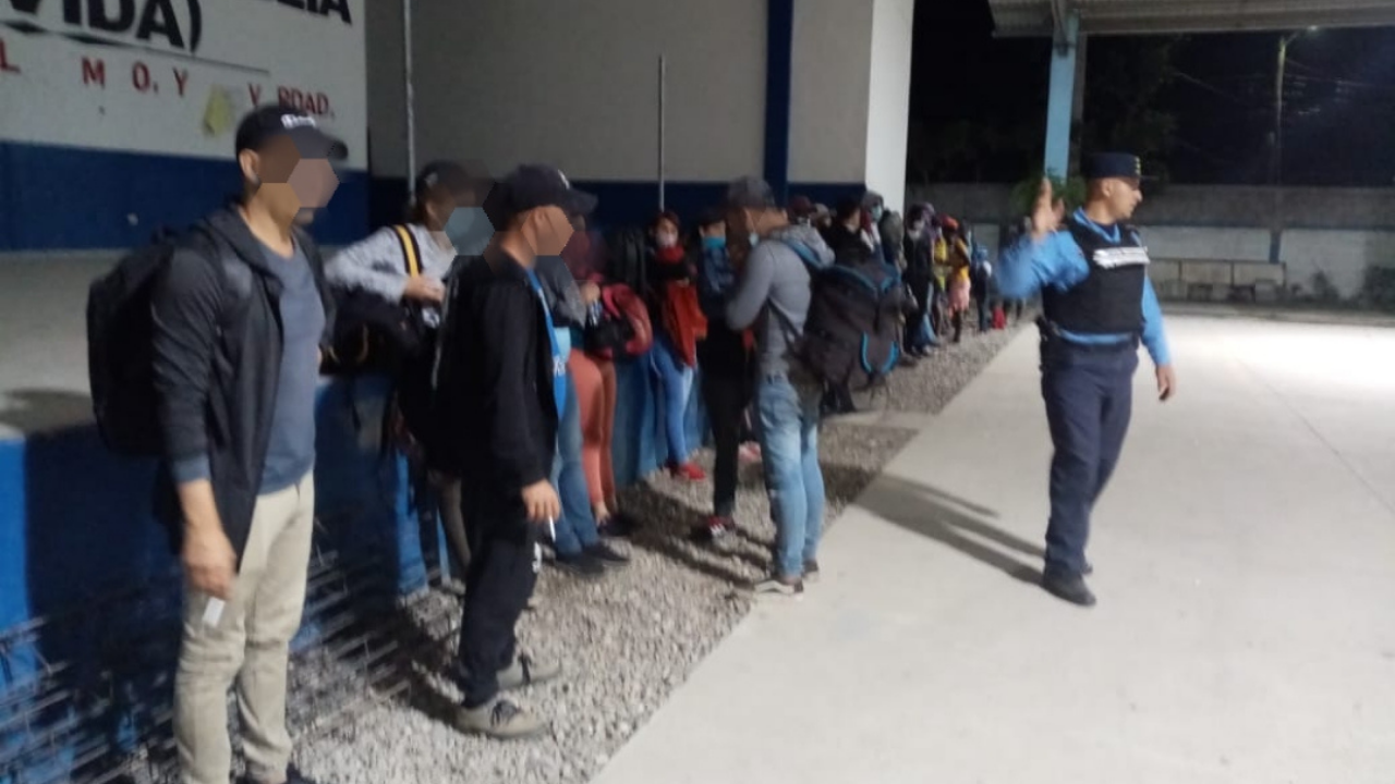 Detienen a dos supuestos traficantes de personas cuando trasladaban de manera irregular  a 35 extranjeros