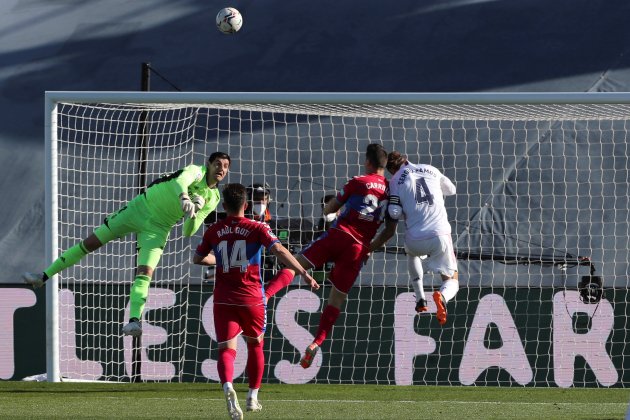 2-1. Benzema rescata al Real Madrid