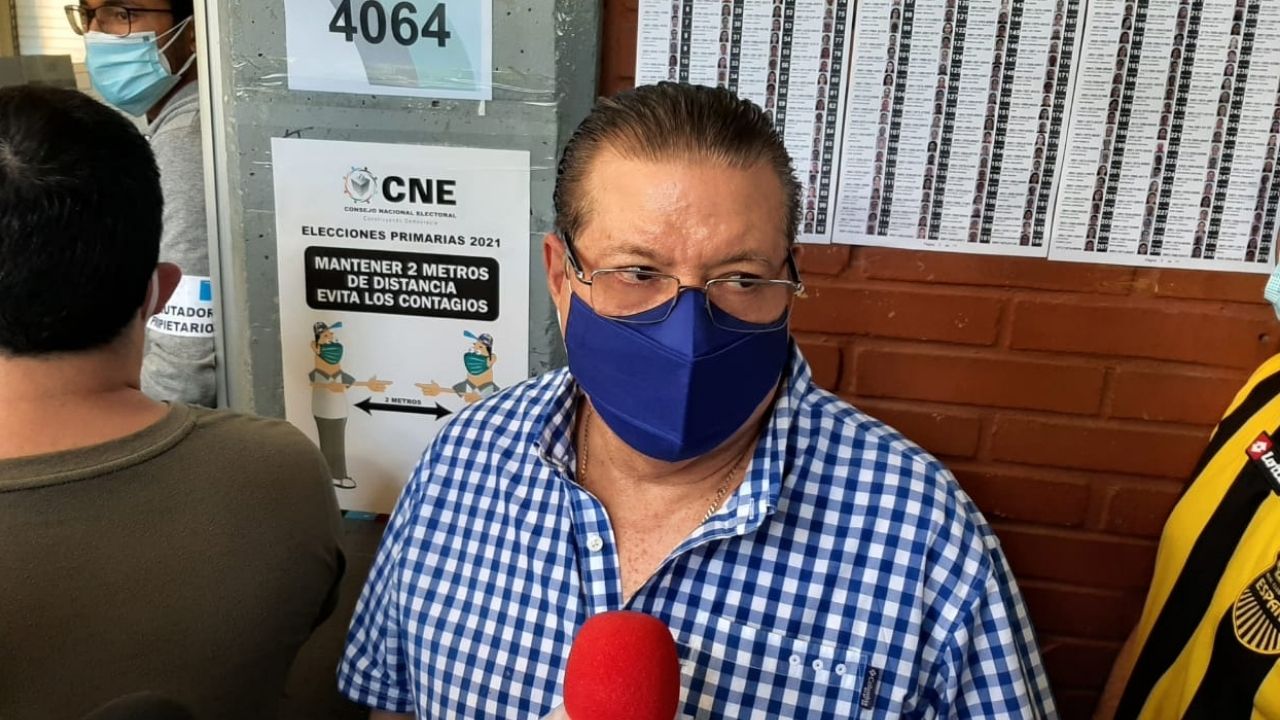 Exmagistrado del TSE David Matamoros Batson acudió a votar por el Partido Nacional