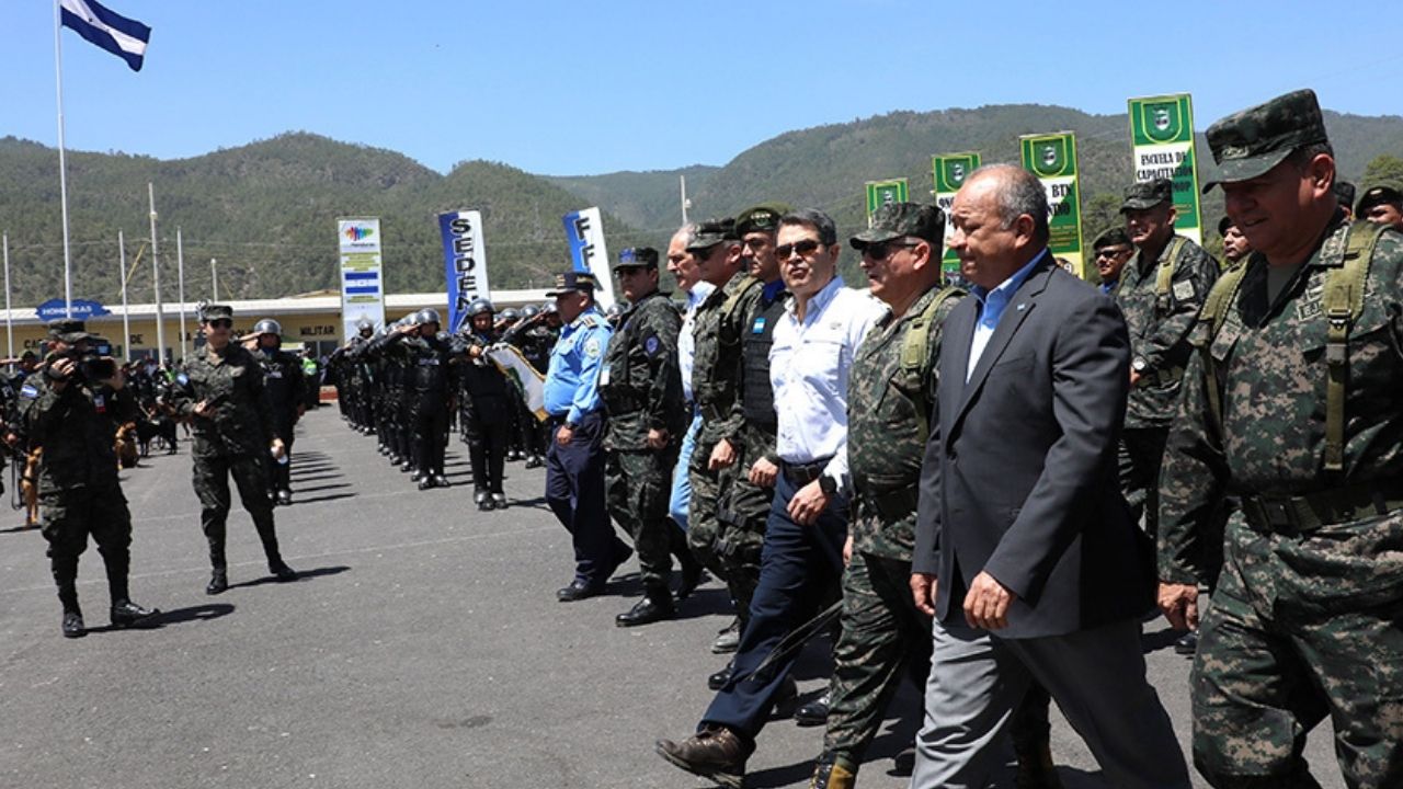 'La Policía Nacional y el Ejército están siendo castigados por los pecados de su presidente Hernández'; dice analista nacional