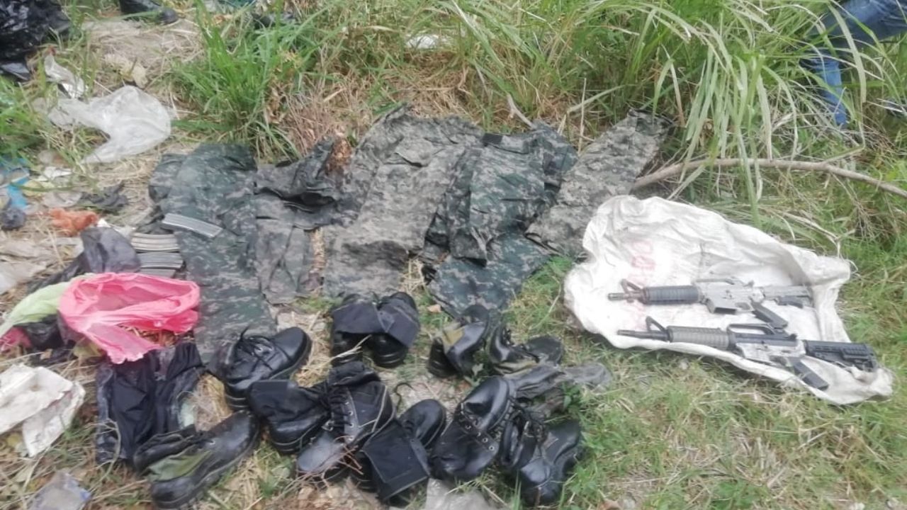 Hallan armas de grueso calibre e indumentaria militar enterradas en solar baldío en colonia capitalina