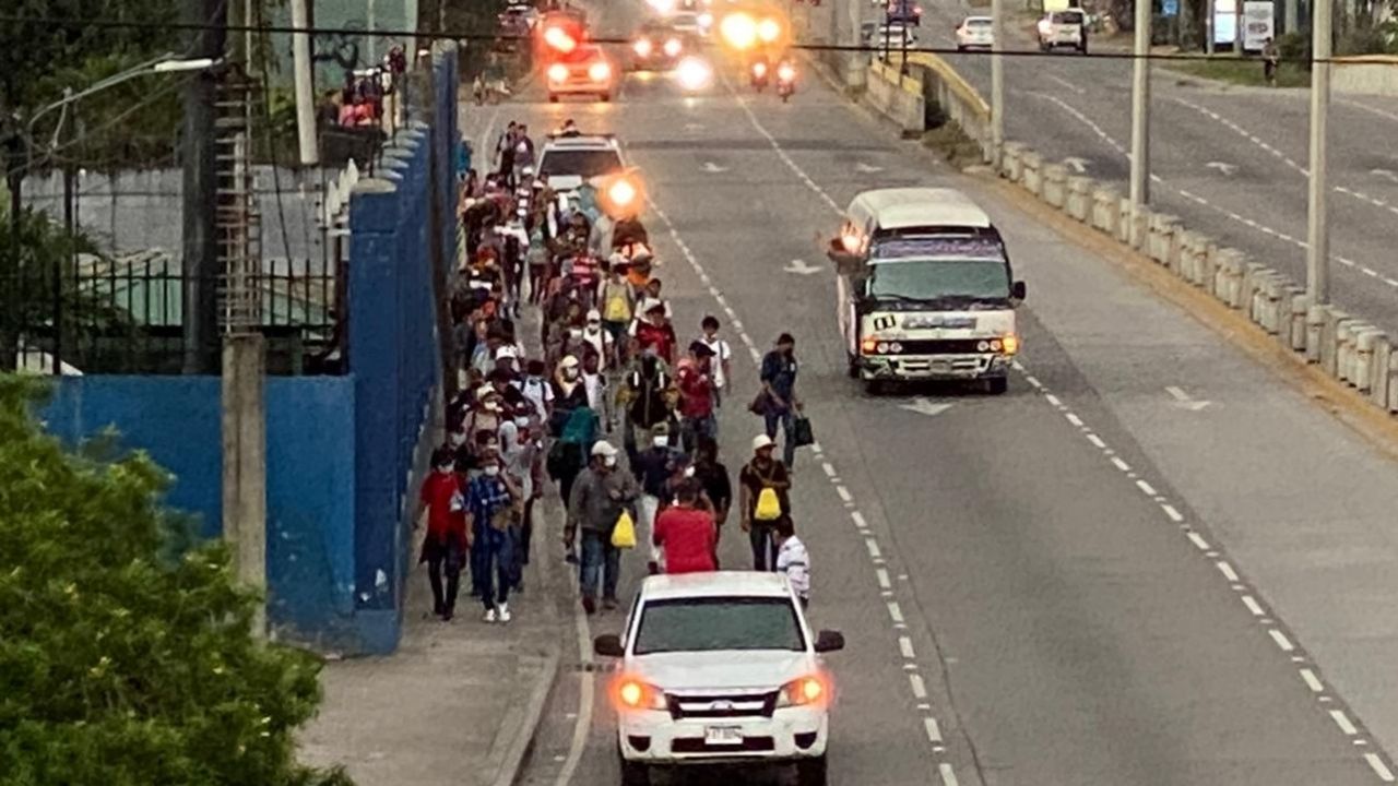 Más de 250 hondureños salen en la nueva caravana hacia Estados Unidos