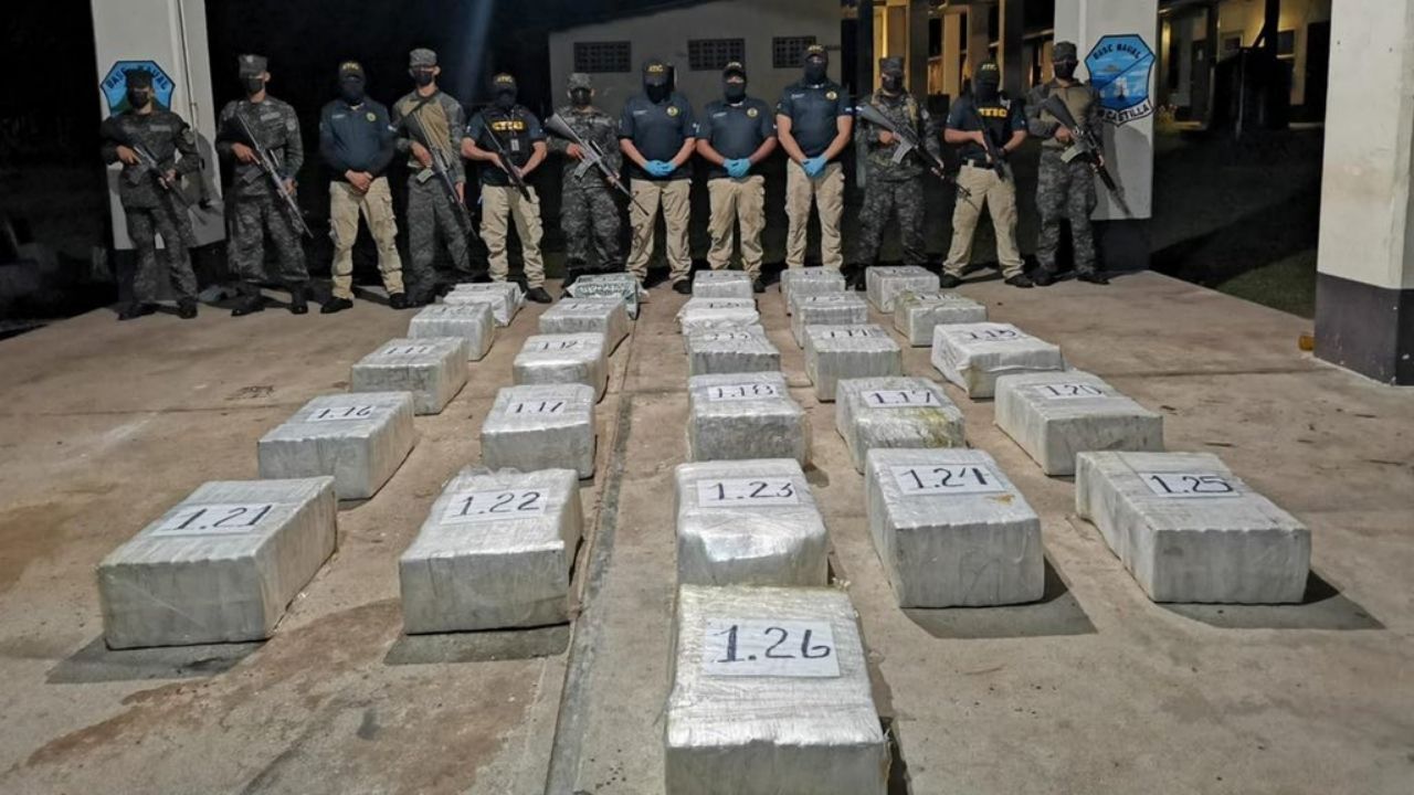 Con 26 fardos de supuesta cocaína capturan a cuatro venezolanos y un colombiano en La Mosquitia hondureña