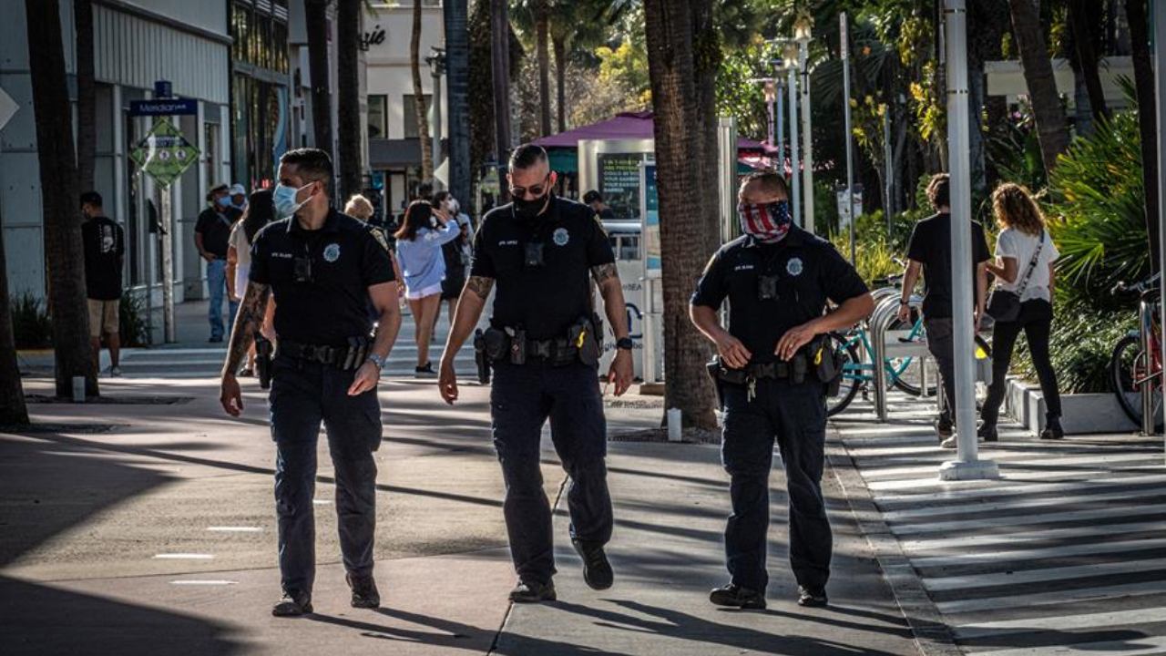 Primer año de covid-19 en Florida: policías y maestros listos para vacunas