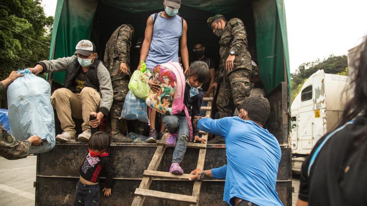 Guatemala refuerza su frontera con Honduras para contener a caravana migrante