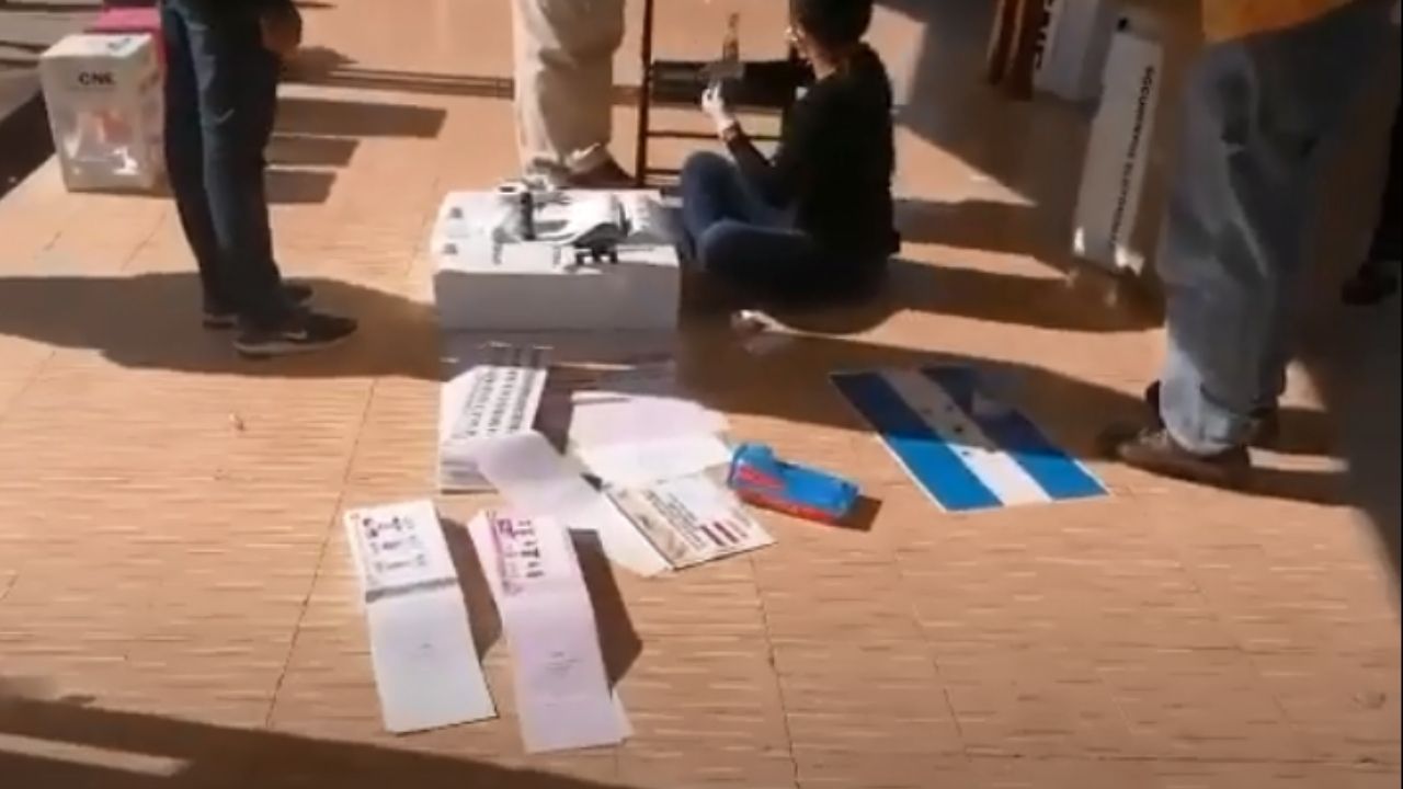 Vídeo: miembros de mesa electoral atienden en el suelo a falta de mobiliario en una escuela de Tegucigalpa