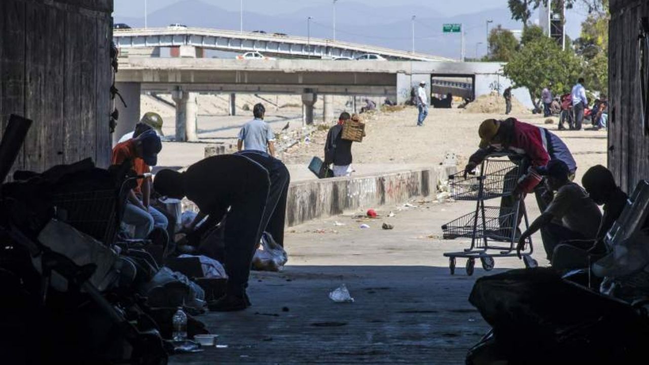 Migrantes centroamericanos deportados desde EEUU viven a la intemperie en el norte de México