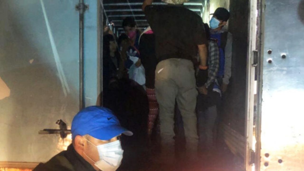 Rescatan a más de 200 migrantes dentro de camión en México; entre ellos varios hondureños