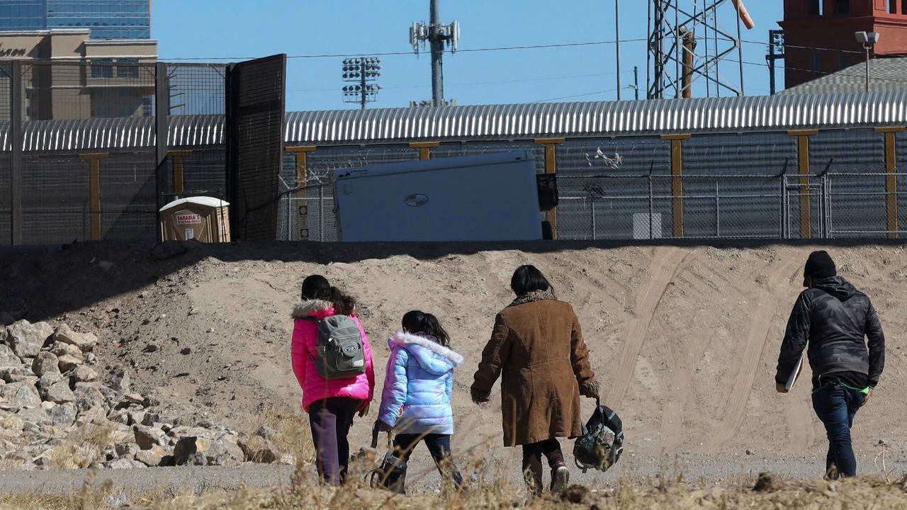Biden critica a México por no acoger a familias migrantes que EEUU deporta