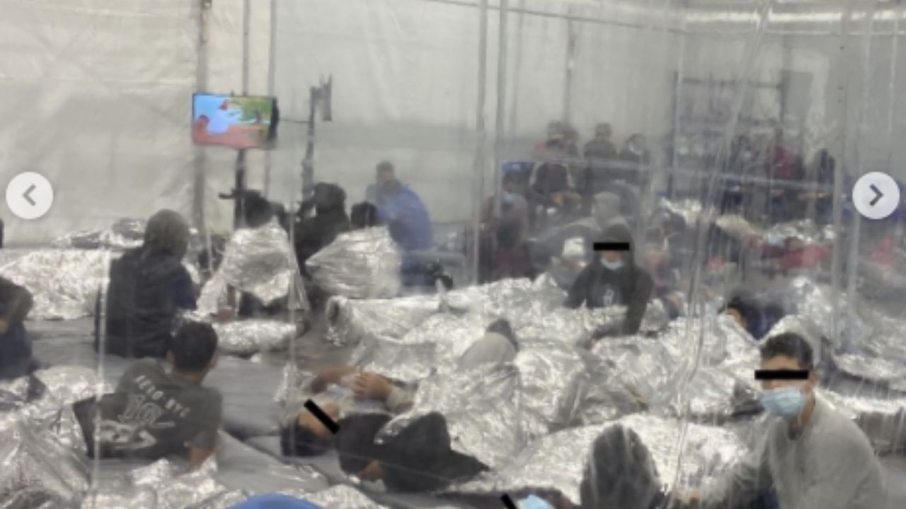 Imágenes de niños migrantes durmiendo en el suelo en centro de detención en Texas causan indignación