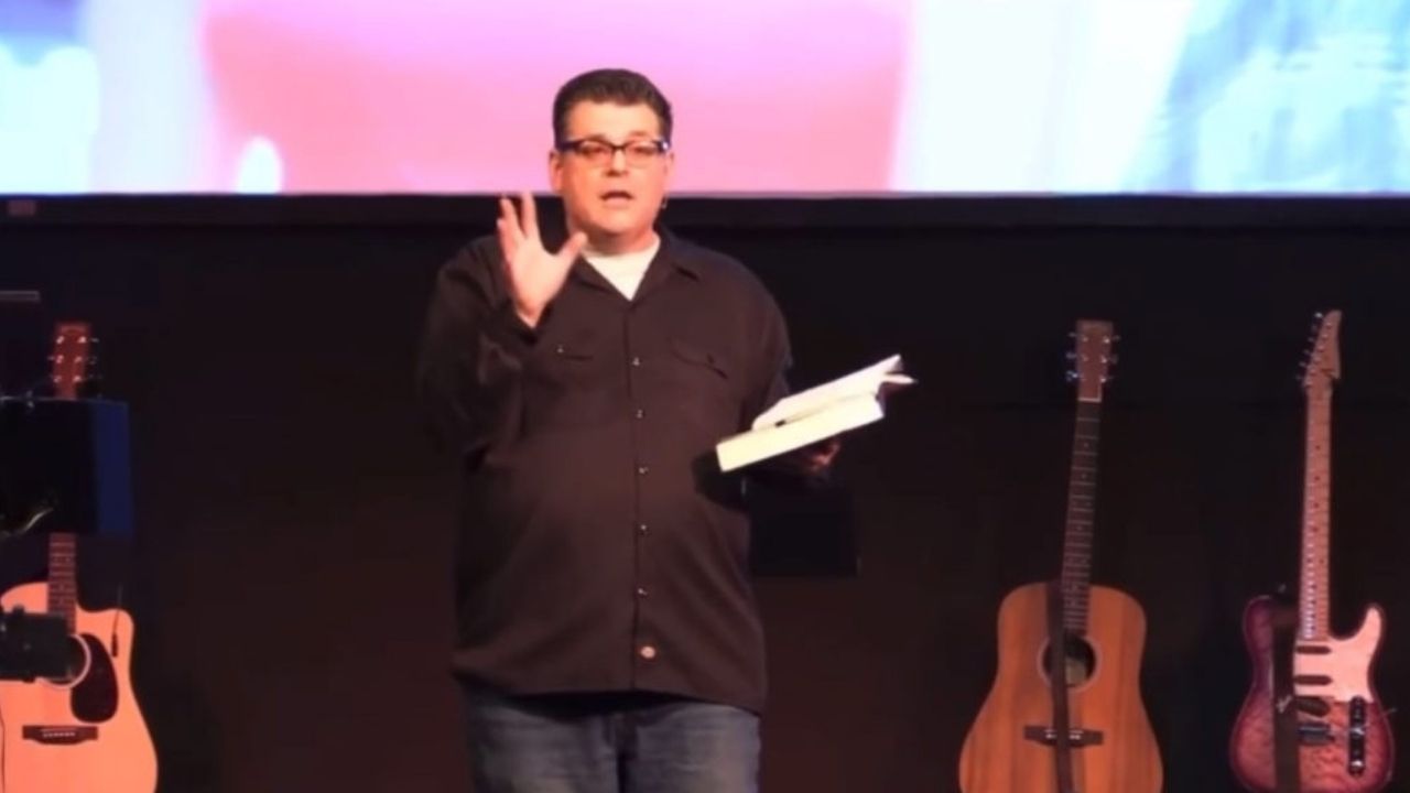 'Ustedes no quieren ser feas y apestar, así que usen maquillaje': sermón de pastor a mujeres para que su esposo no las engañe
