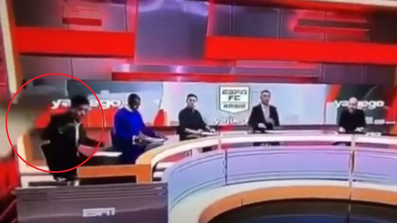 Pantalla gigante aplasta a un periodista en medio de un programa en vivo