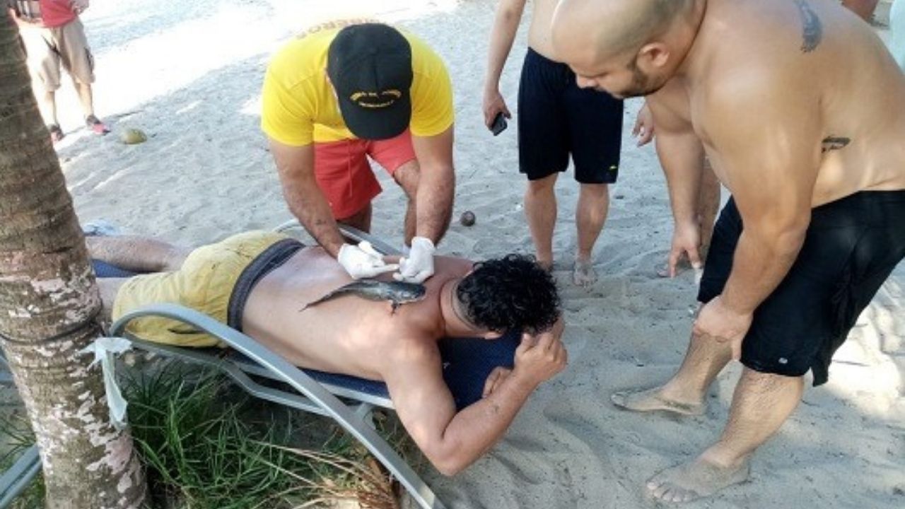Hondureño fue 'atacado' por un pez vaca mientras bañaba en la playa de Tela