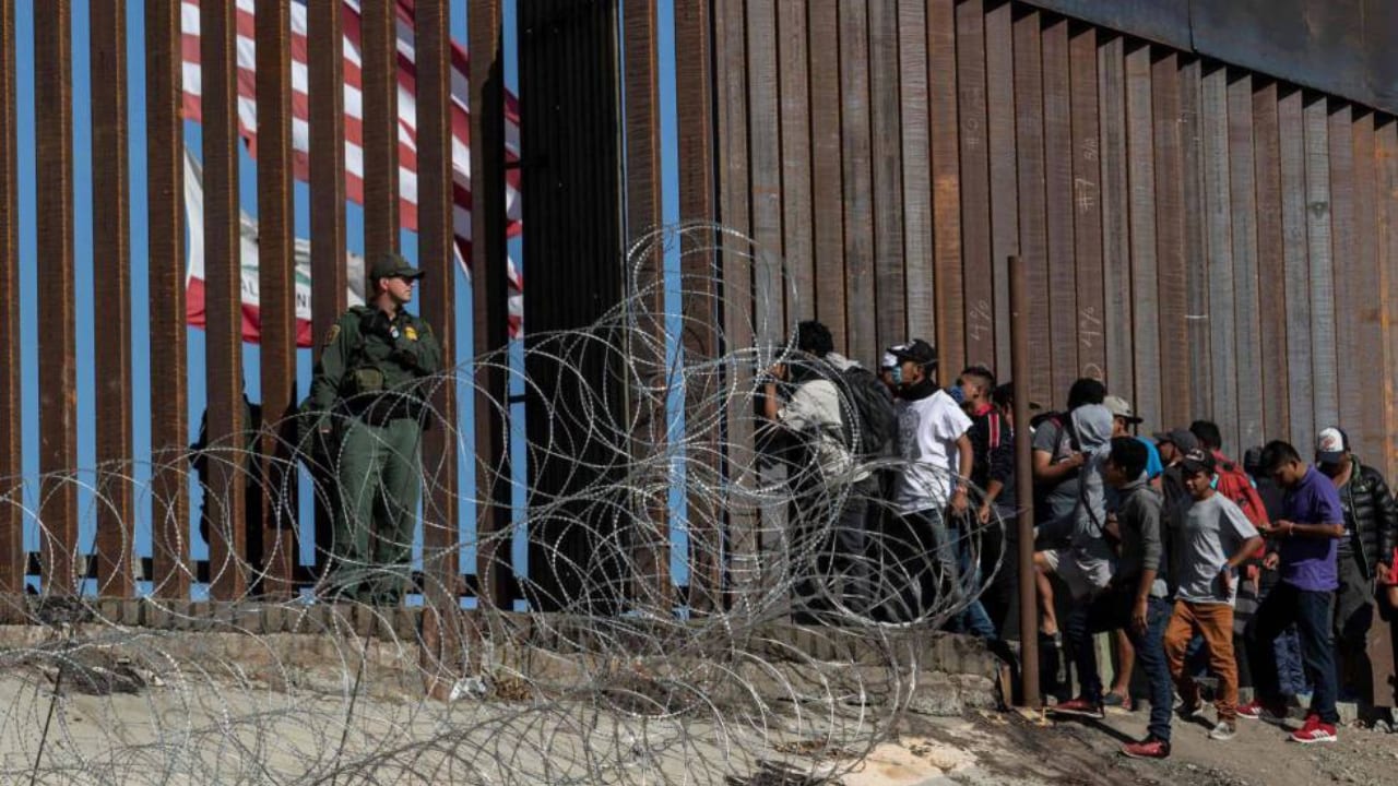 Rescatan a hermanos de 5 y 6 años solos en la frontera entre Estados Unidos y México