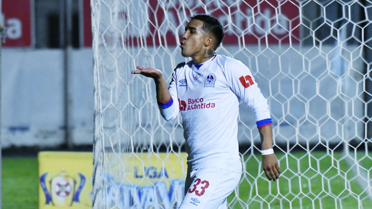 Olimpia, con buena actuación de Michaell Chirinos, vence a Real Sociedad en Tegucigalpa