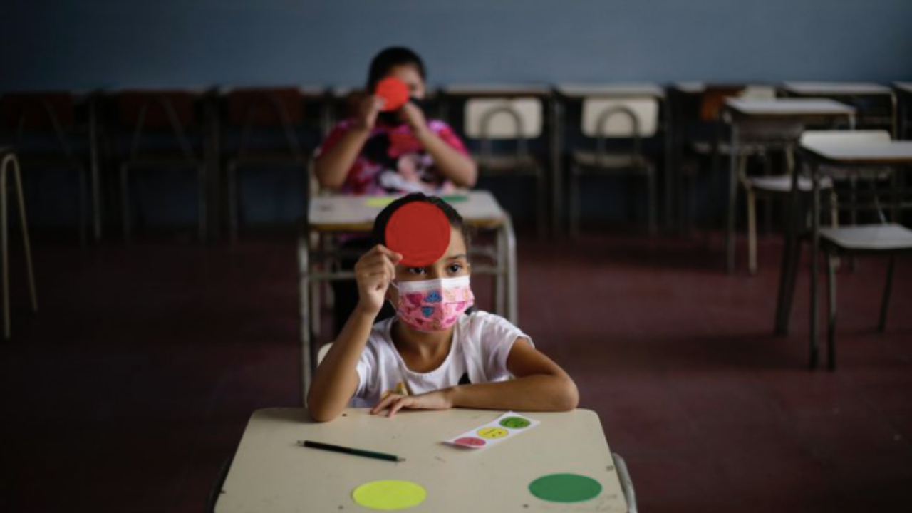 El Salvador inicia clases semipresenciales entre medidas sanitarias contra el covid-19