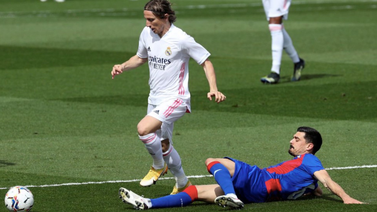 Real Madrid vence a Eibar y no se da por vencido en su lucha por LaLiga