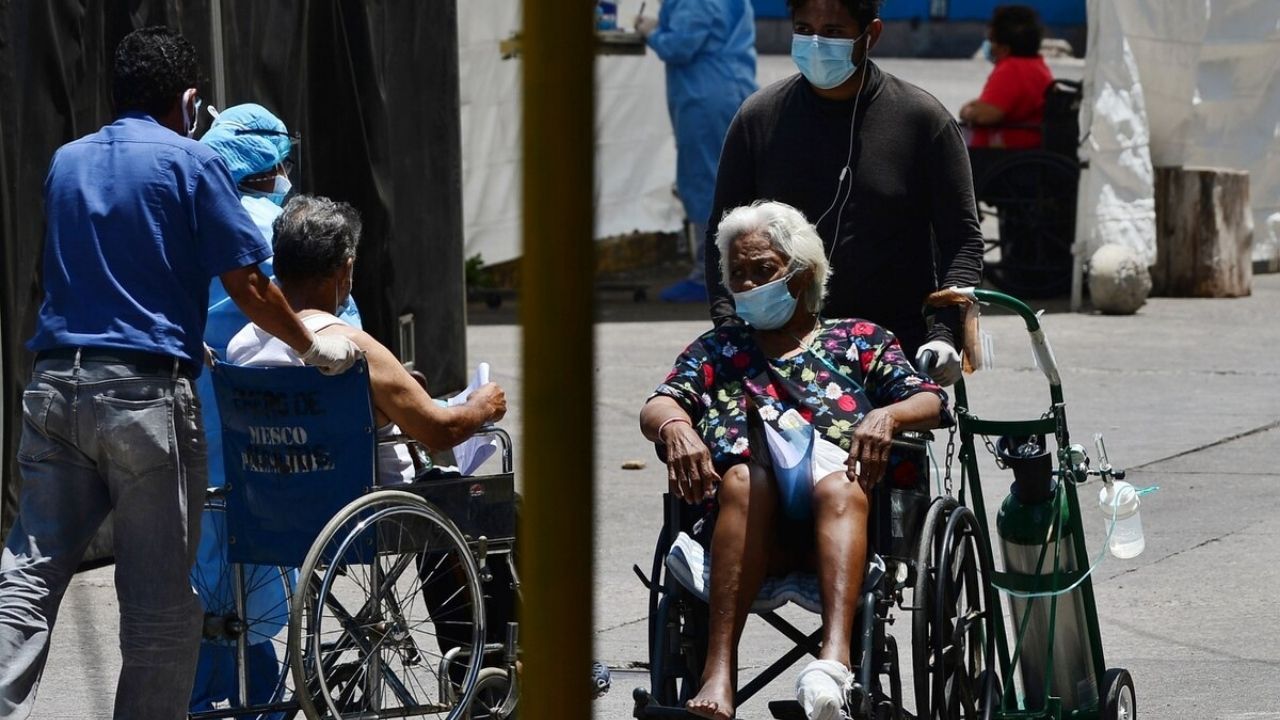 'Se avecina un tsunami de contagios, tocará ir a llorar a El Salvador para que nos regalen vacunas': Jefa de Neumología El Toráx