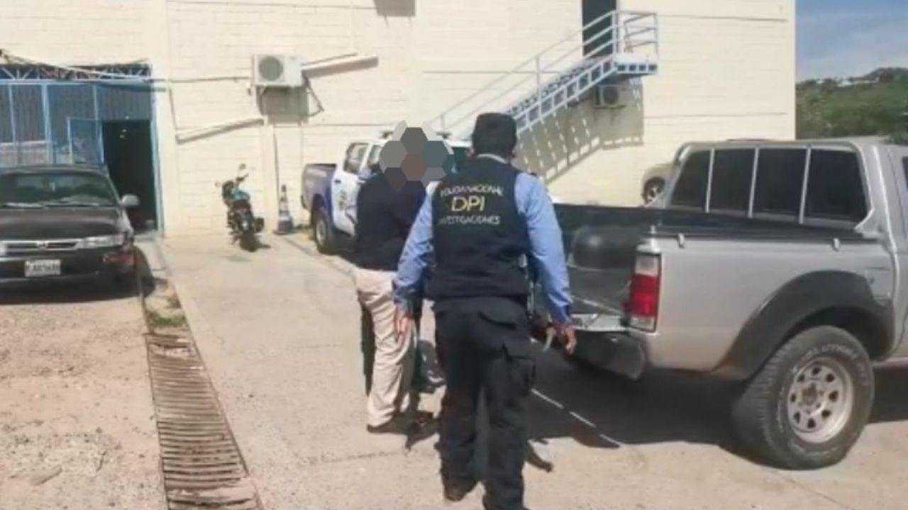 Capturan a cajero de banco por supuestamente realizar compras en línea con tarjetas clonadas en Tegucigalpa