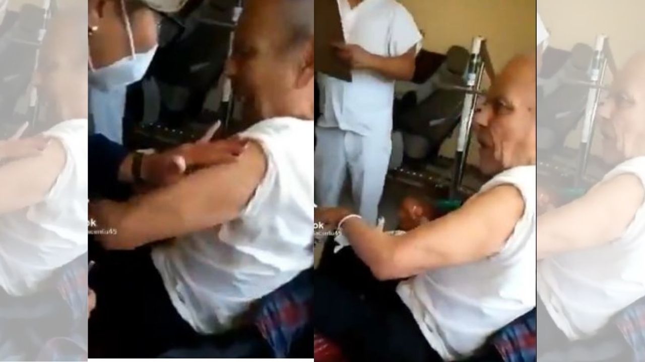 ¡Tienes que verlo! Abuelito reacciona enojado tras recibir vacuna contra el covid: 'pícale y no estés chingando'