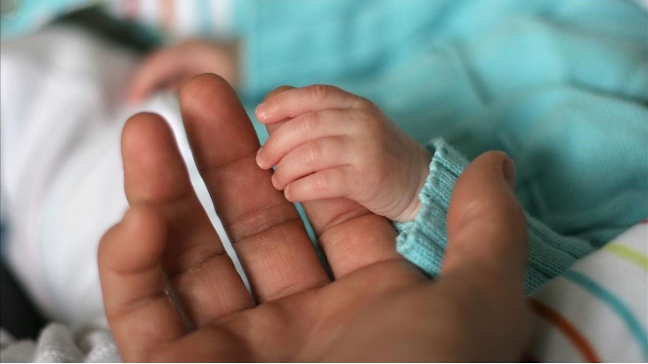 Bebés de madres con covid pueden nacer antes y con bajo riesgo de infección
