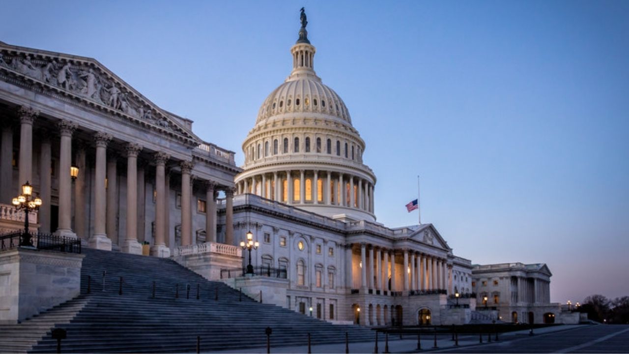 Hombre atropelló con un coche a dos policías en el Capitolio de Estados Unidos
