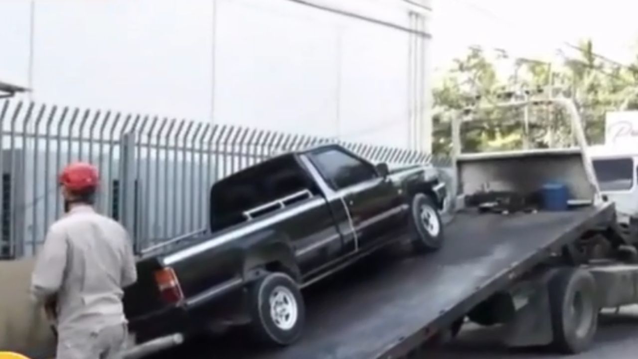 Vehículo se cae de una grúa y su conductor muere aplastado en San Pedro Sula