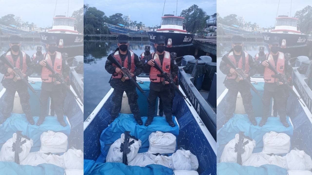 Caen tres hombres por transportar supuesta droga en una narcolancha en Islas de la Bahía