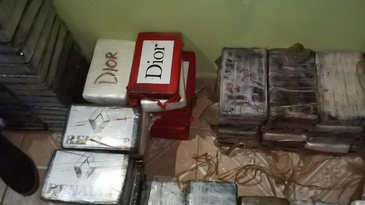 Incautan supuesta droga en vivienda que servía como bodega en Colón, ¡mira cómo estaba empacada!
