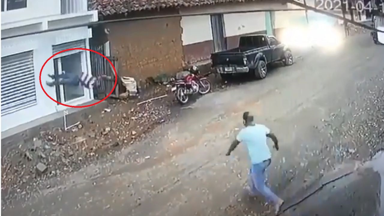 Impactante vídeo de cómo un hondureño se electrocutó, cayó de un segundo piso y murió segundos más tarde
