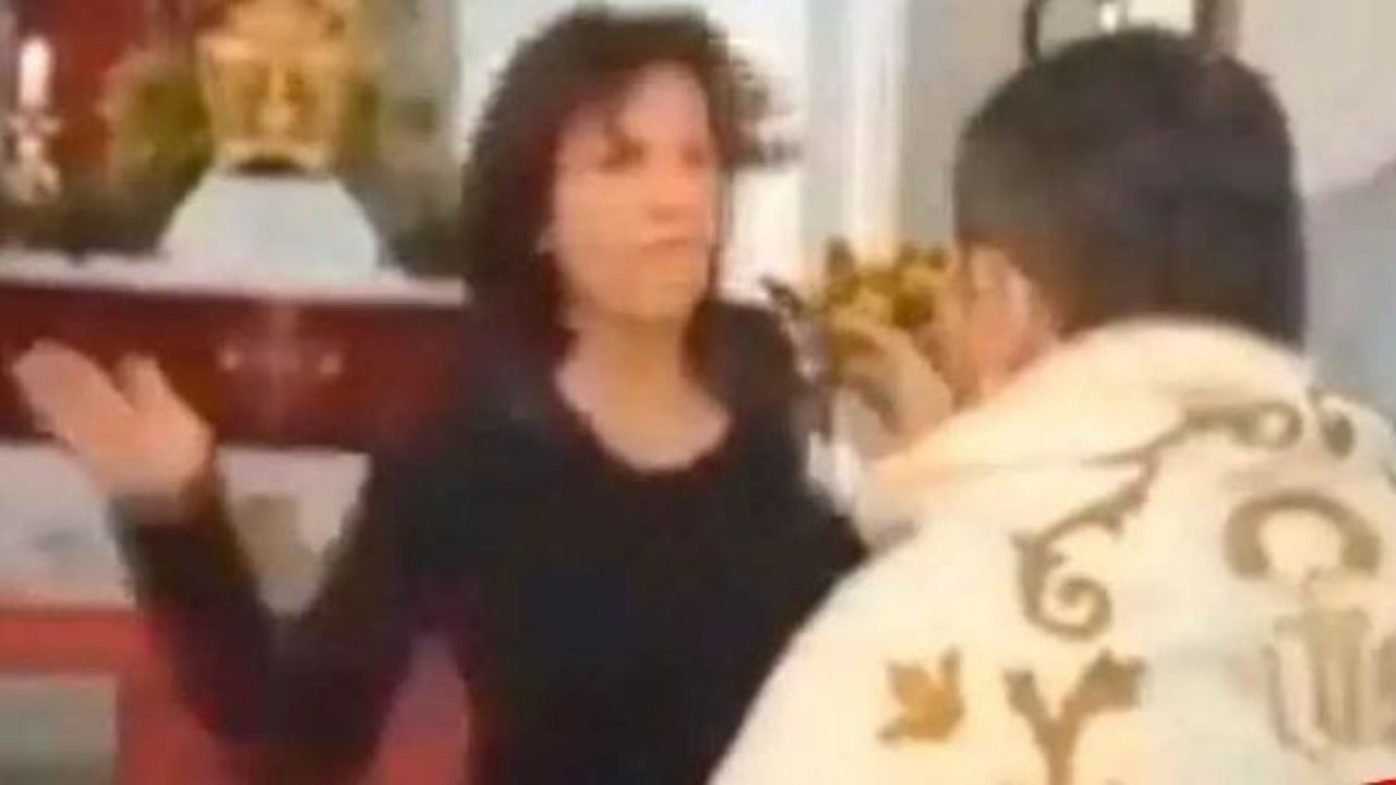 Vídeo viral: Mujer propinó una bofetada y patada al sacerdote en plena misa en Semana Santo