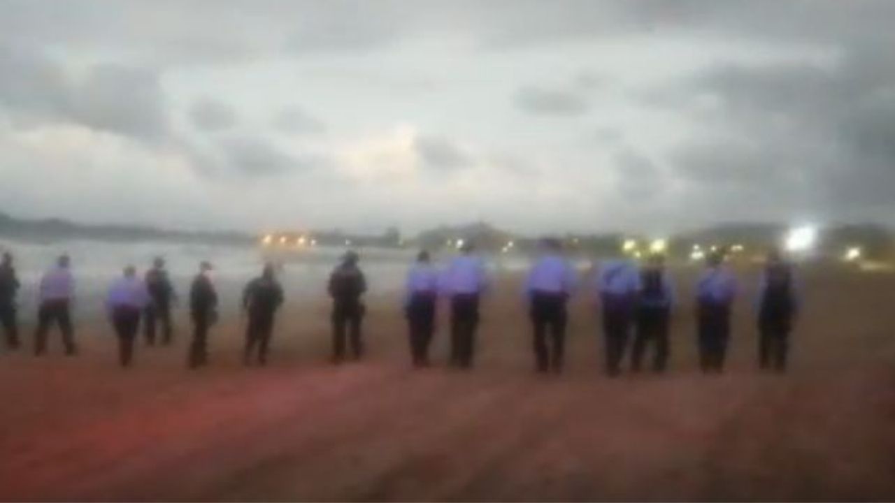 Imagen de Vídeo: Policías y militares hondureños forman valla humana para 'cerrar' playas de Tela