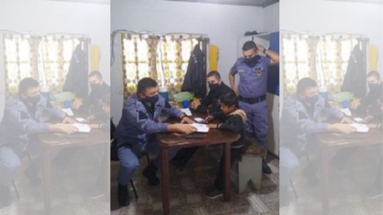 Mamá pide ayuda a policías por negativa de su hijo a realizar sus tareas, el llamado de auxilio es viral