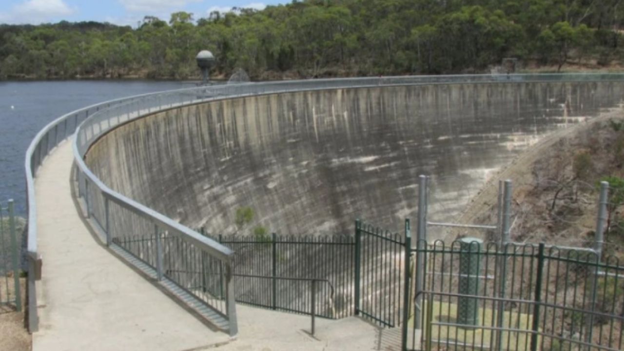 Hombre lanza al vacío con su bebé de 9 meses en brazos de una represa de 36 metros de altura